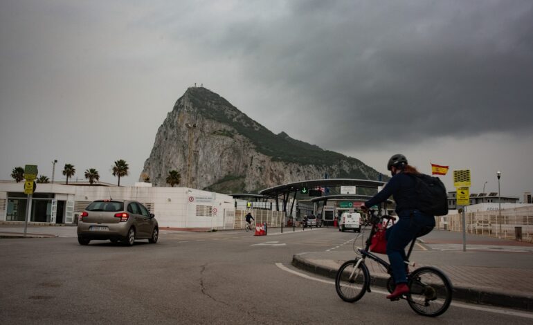 fin de la verja y control de pasaportes en el puerto y aeropuerto