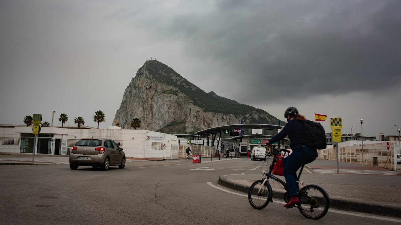 fin de la verja y control de pasaportes en el puerto y aeropuerto