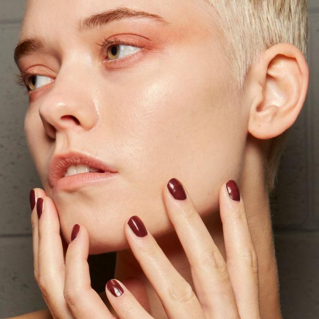 Tendencias cortas en uñas de almendras para 2025