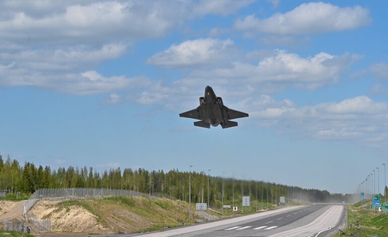 La OTAN enseña a sus pilotos a despegar desde las autopistas ante un hipotético ataque ruso