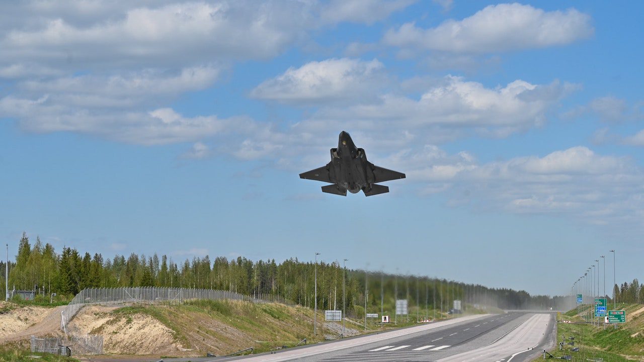 La OTAN enseña a sus pilotos a despegar desde las autopistas ante un hipotético ataque ruso