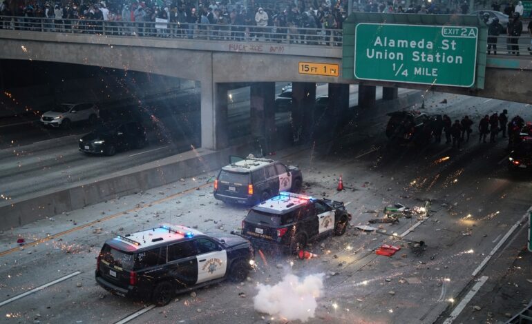 Tercera jornada de disturbios en Los Ángeles contra las políticas antimigratorias de Trump que amenaza con un despliegue militar mayor
