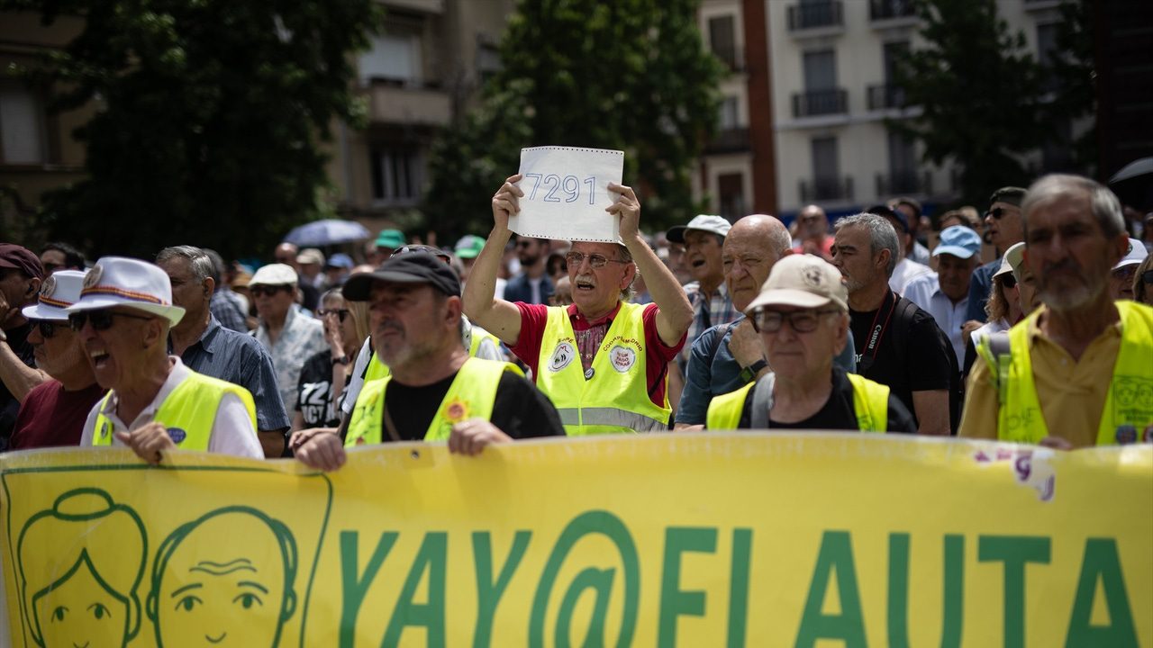 Cientos de personas se manifiestan en Madrid para homenajear a los fallecidos por los ‘protocolos de la vergüenza’