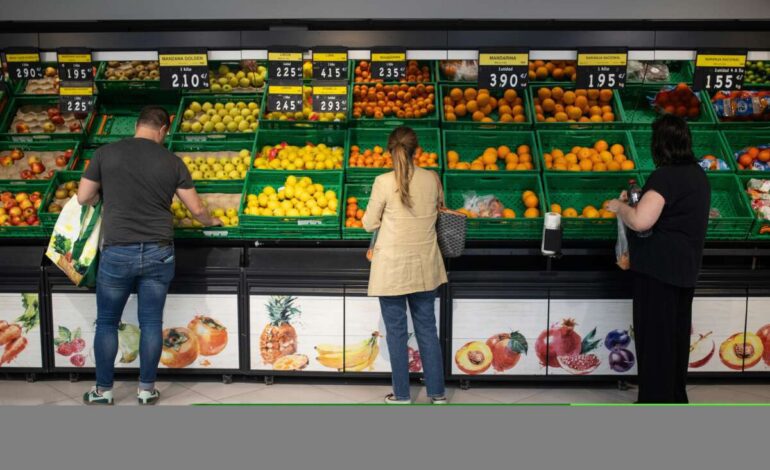La patronal de El Corte Inglés, Carrefour y Alcampo vaticina lo que pasará con el consumo este 2025