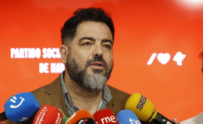 El número dos de los socialistas navarros presenta su dimisión tras desvelar que su pareja trabajó en Servinabar