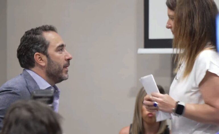 Aldama se presenta por sorpresa en la comparecencia de Leire Díez para increparla: «Es una sinvergüenza»