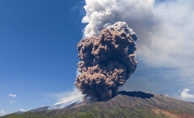 El volcán Etna entra de nuevo en erupción y pilla por sorpresa a decenas de turistas que huyen despavoridos