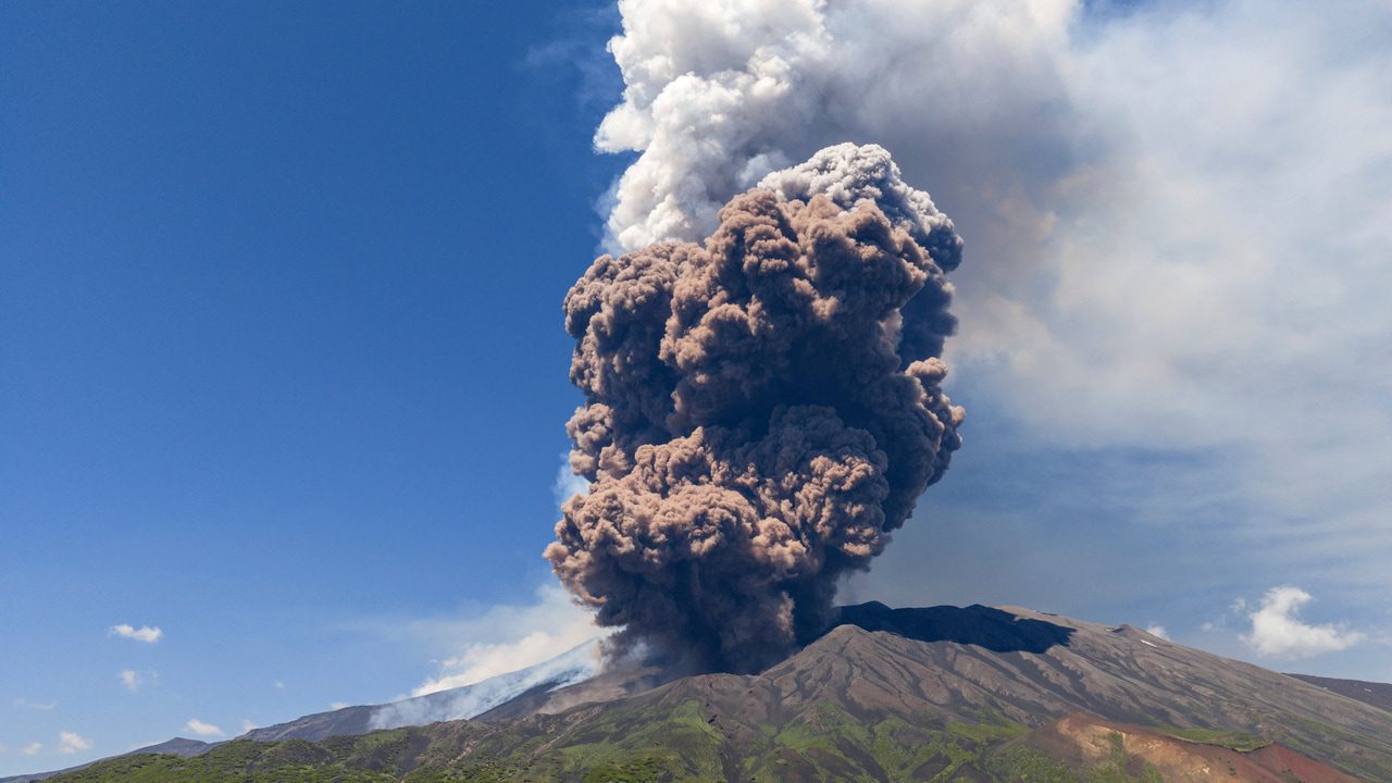 El volcán Etna entra de nuevo en erupción y pilla por sorpresa a decenas de turistas que huyen despavoridos