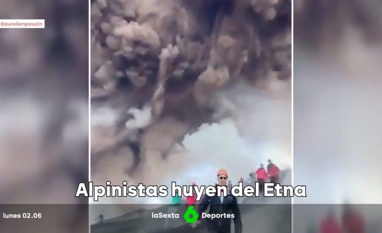 La impactante imagen de varios alpinistas huyendo del volcán Etna tras entrar en erupción