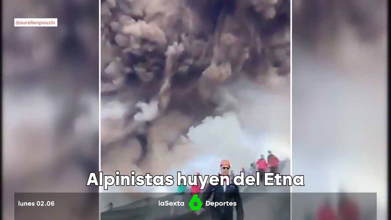 La impactante imagen de varios alpinistas huyendo del volcán Etna tras entrar en erupción