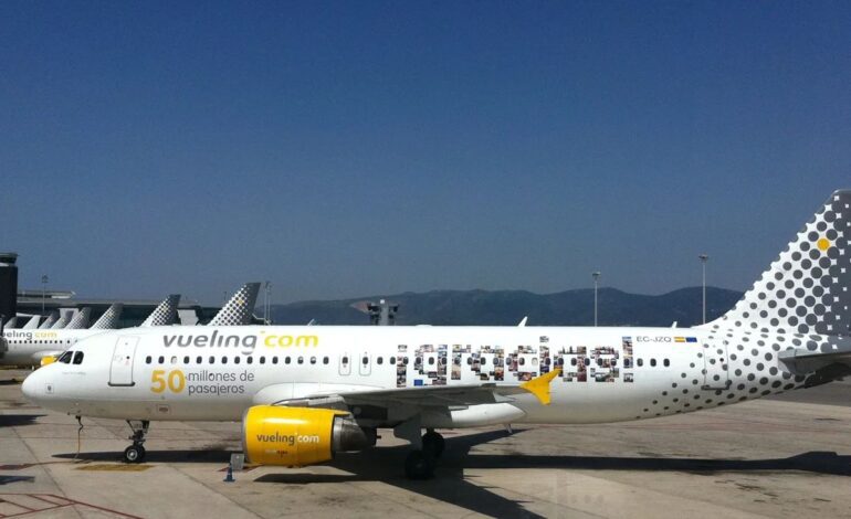 Condenan a Vueling a pagar más de 13.500 euros a 12 pasajeros por cancelar un vuelo y les reconoce daños morales