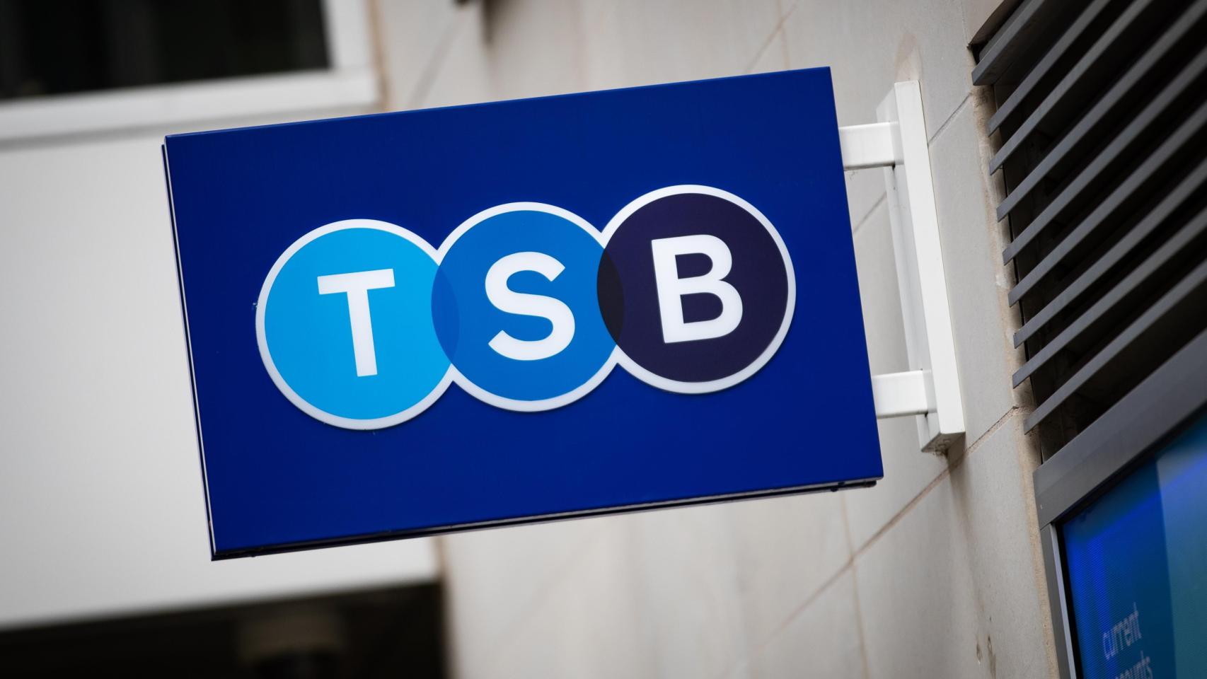 Los ‘proxies’ ISS y Glass Lewis recomiendan votar a favor de vender TSB en la junta de Sabadell