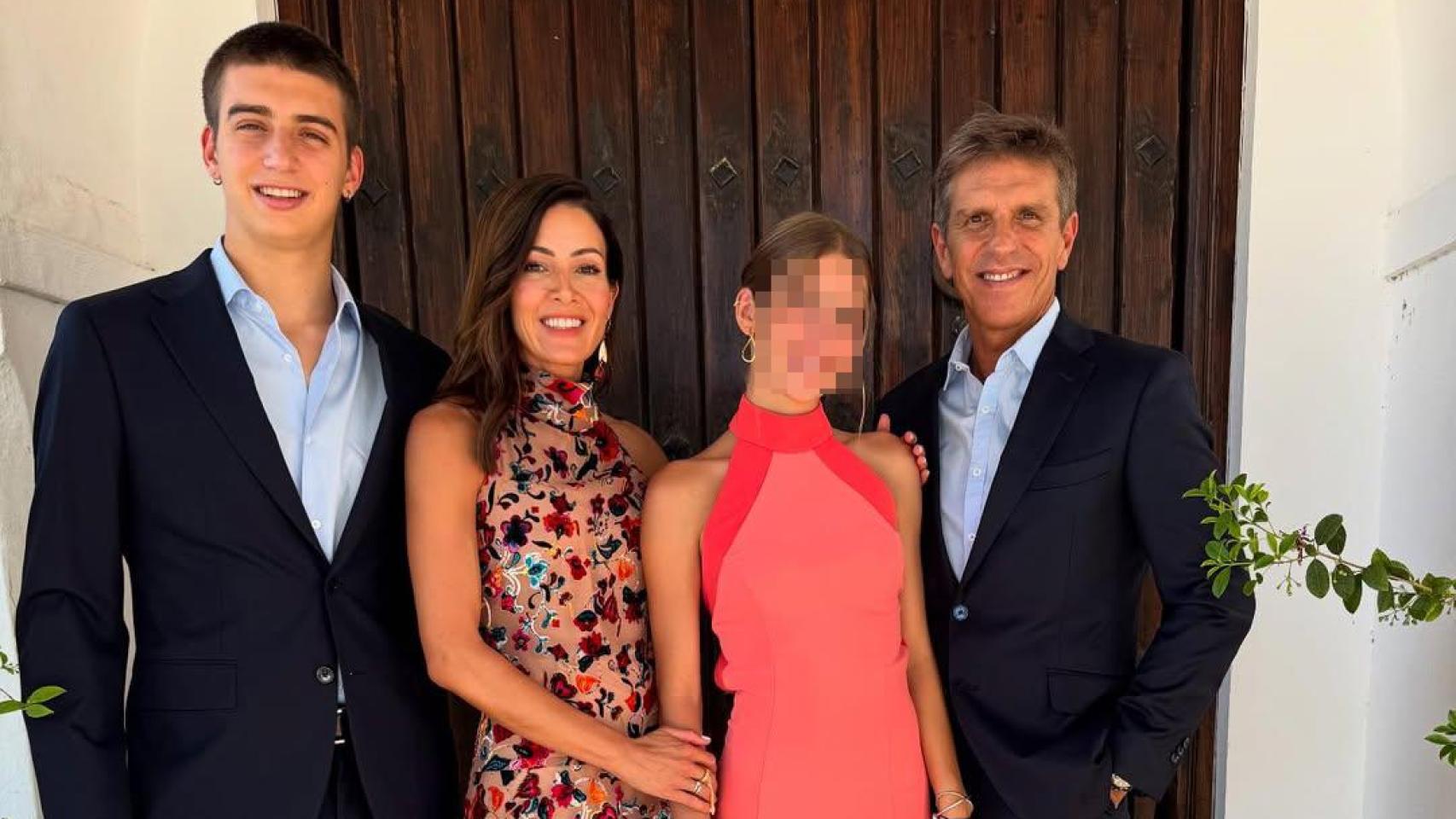 Hablamos con la diseñadora sevillana del elegante vestido de Virginia Troconis para la graduación de su hija, Triana