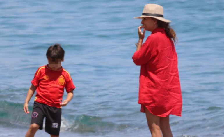la tierna foto de él con la camiseta de la Selección Española de Fútbol