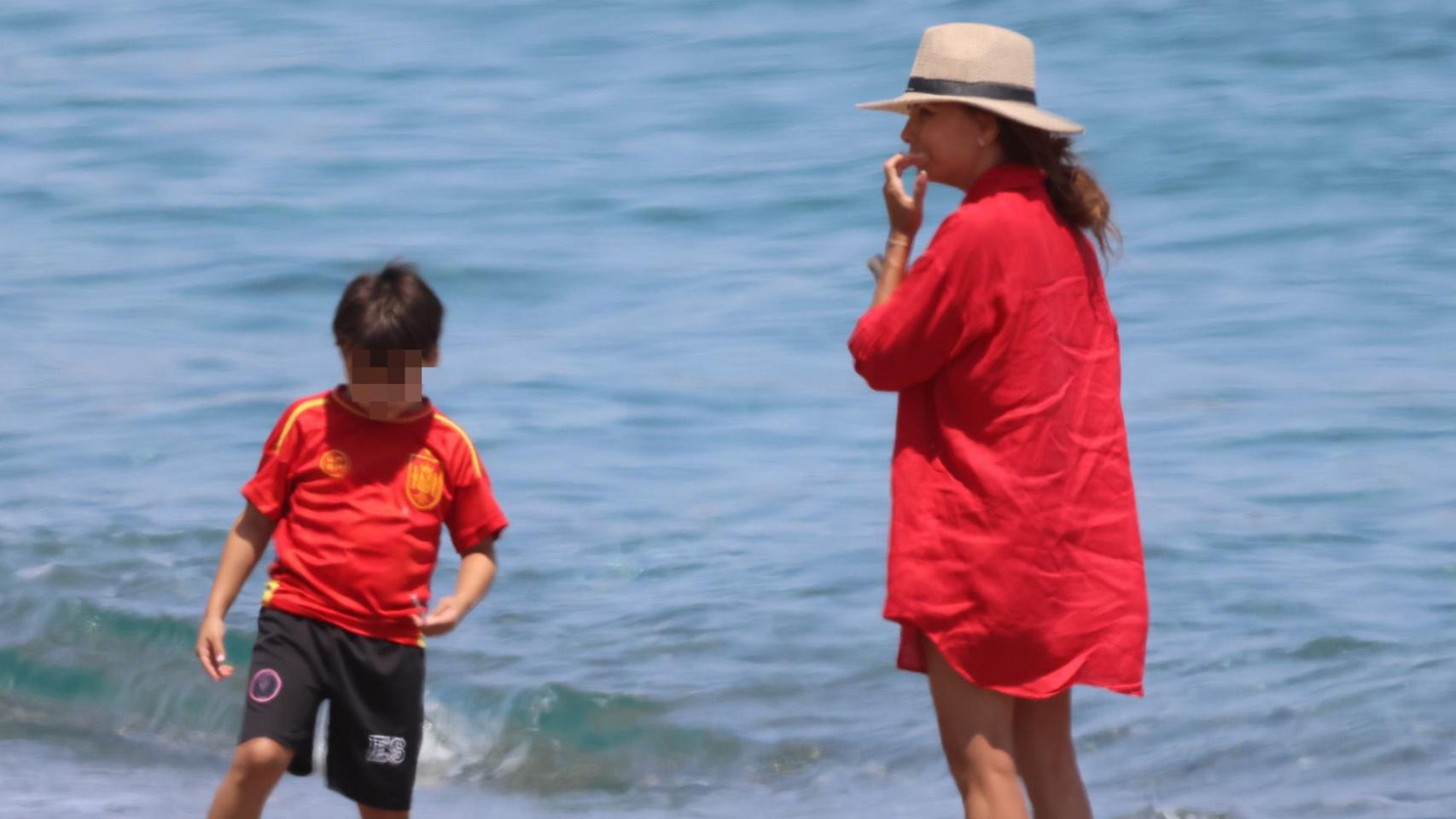 la tierna foto de él con la camiseta de la Selección Española de Fútbol
