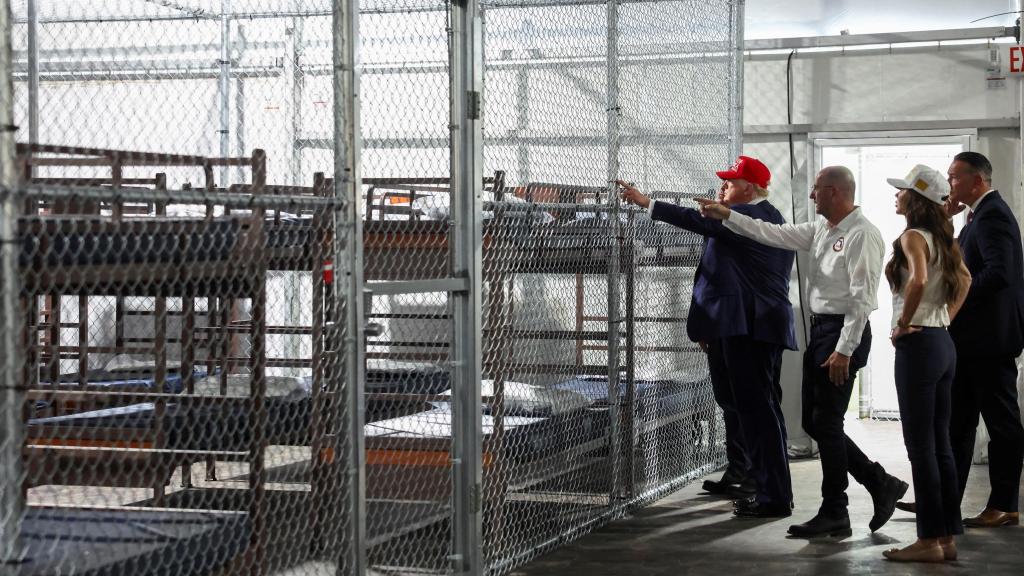 Rodeado de caimanes, con espacio para 5,000 migrantes y construido en 14 días: esta es la cárcel de Trump en estilo Bukele