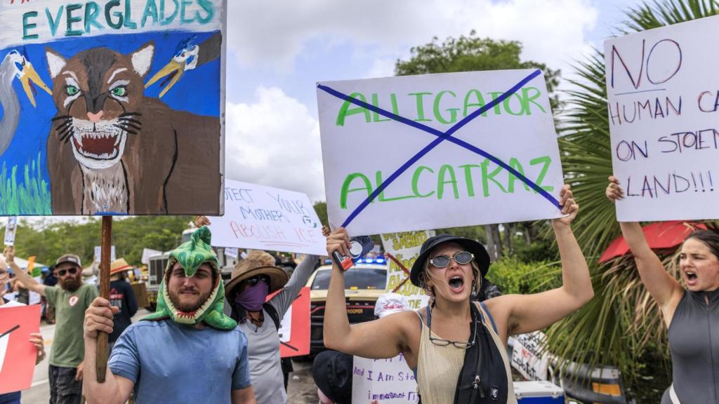 Las protestas activistas el martes cerca del Aligator Alcatraz coinciden con la visita de Trump a las instalaciones.