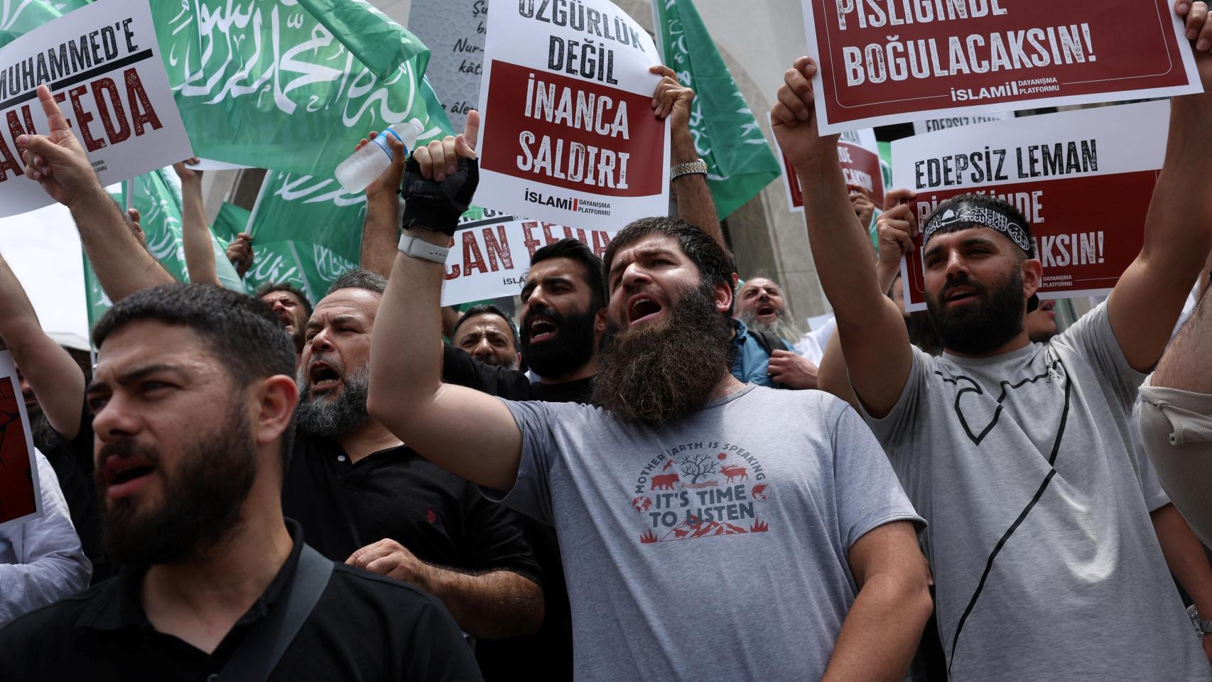 la sede de una revista asaltada tras el arresto de cuatro trabajadores