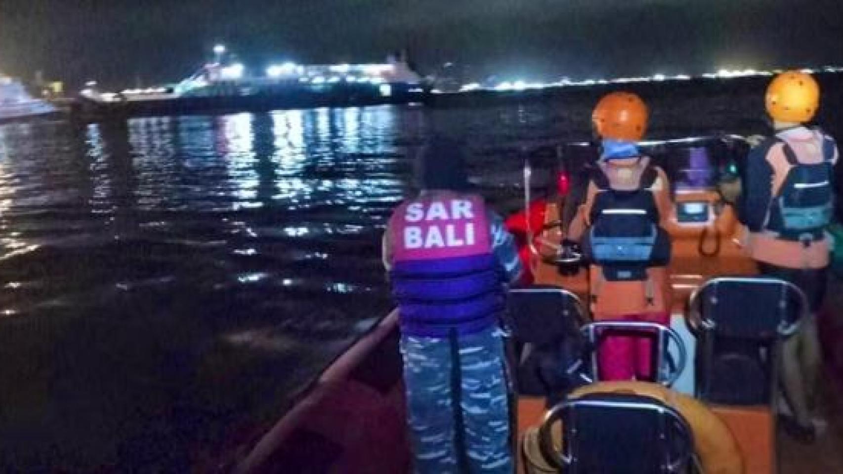 Al menos dos muertos y 43 desaparecidos tras hundirse un ferry cerca de Bali