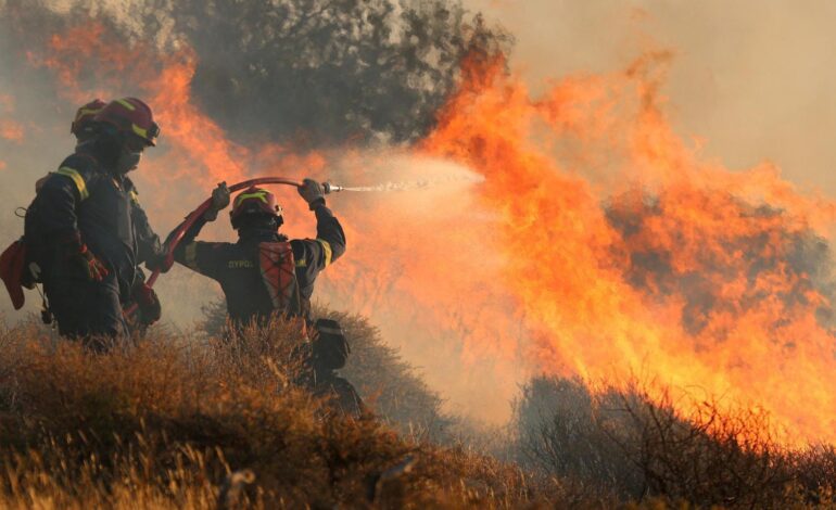 evacúan a más de 5.000 personas, casi todo turistas, por un fuego fuera de control en plena ola de calor