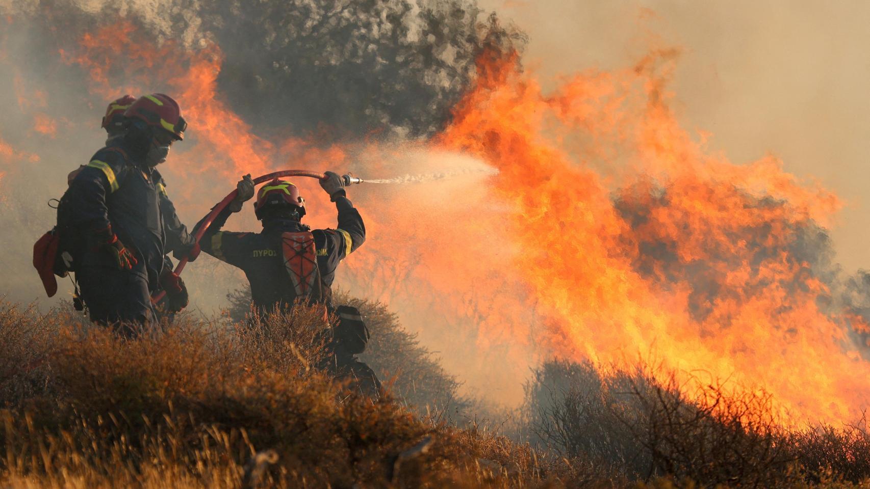 evacúan a más de 5.000 personas, casi todo turistas, por un fuego fuera de control en plena ola de calor