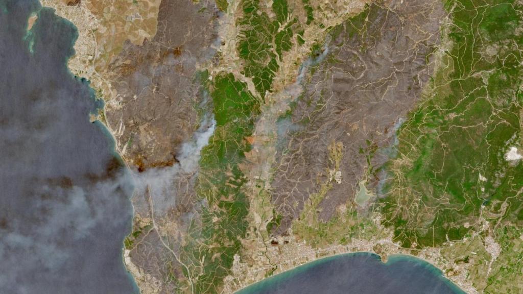 Una imagen satelital muestra el aumento del humo debido a un incendio en la provincia de Esmirna, Türkiye, el 30 de junio de 2025.