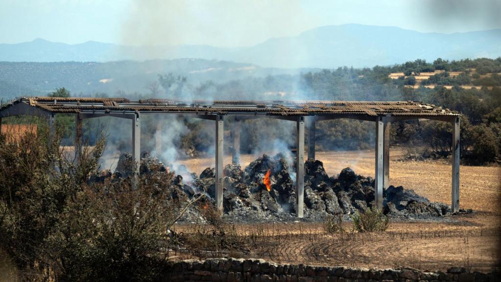 Vista de un área afectada por el primer gran incendio forestal del año en España, que ha dejado dos hectáreas muertas y 6.500 quemadas en la región de Segarra, ya estabilizado por los bomberos.