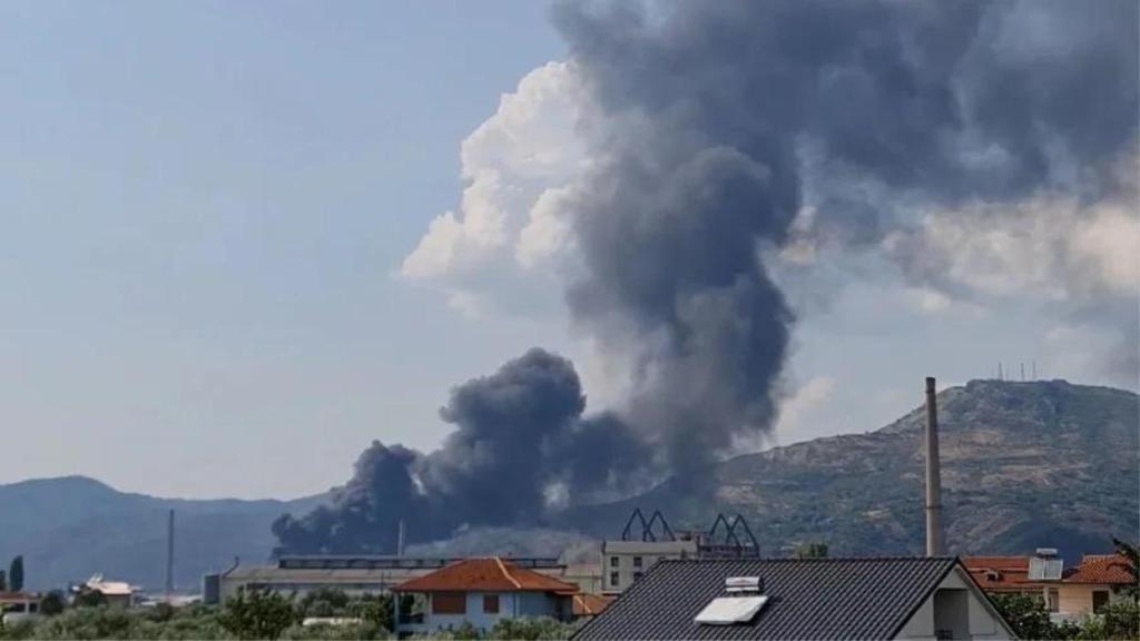 Las llamas son extremadamente intensas y también han llegado a otra fábrica junto a la de los plásticos en Elbasan, Albania.