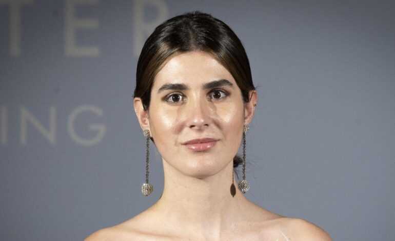 El vestido blanco con rayas negras de Mery Turiel que se ha agotado en Mango es la opción más elegante para el verano