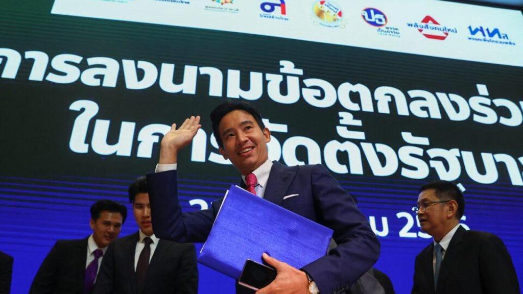 El líder de la fiesta de avance, Pita Limjaroenrat, saluda durante una conferencia de prensa para anunciar el acuerdo de su entrenamiento con los socios de la coalición en Bangkok, Tailandia, el 22 de mayo de 2023.