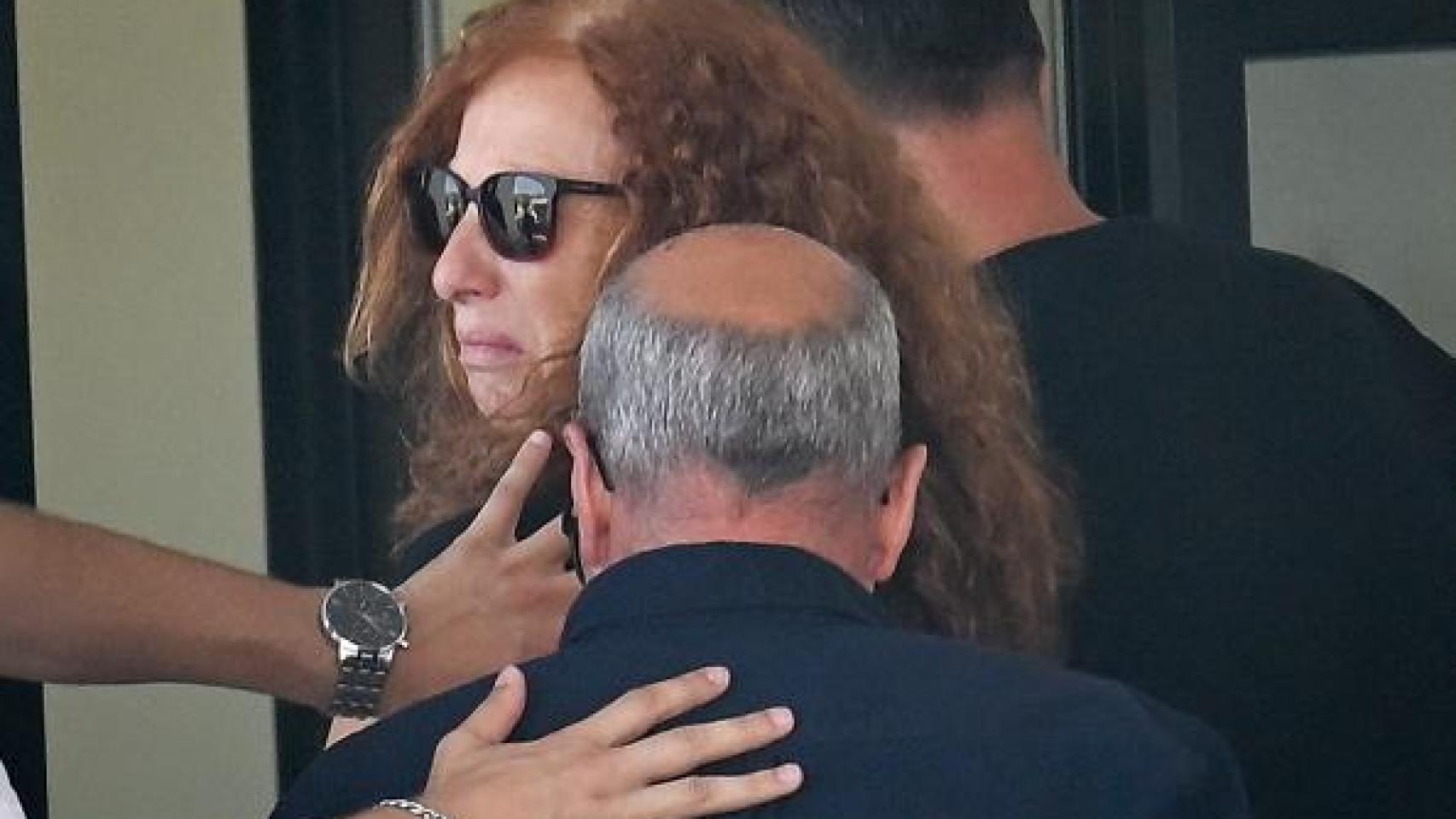 sus padres llegan a la capilla ardiente rotos de dolor
