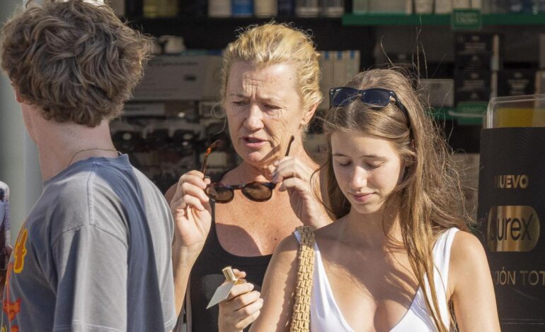 en Ibiza junto a su hija y el novio de ella