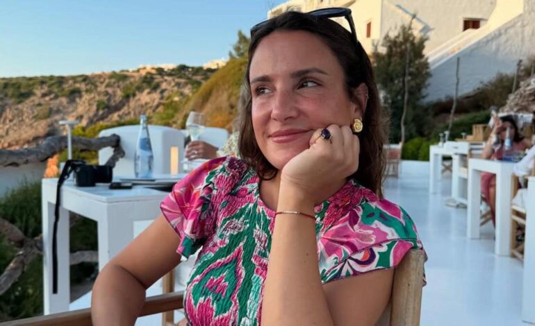 fabricado en Menorca y con un delicado bordado floral