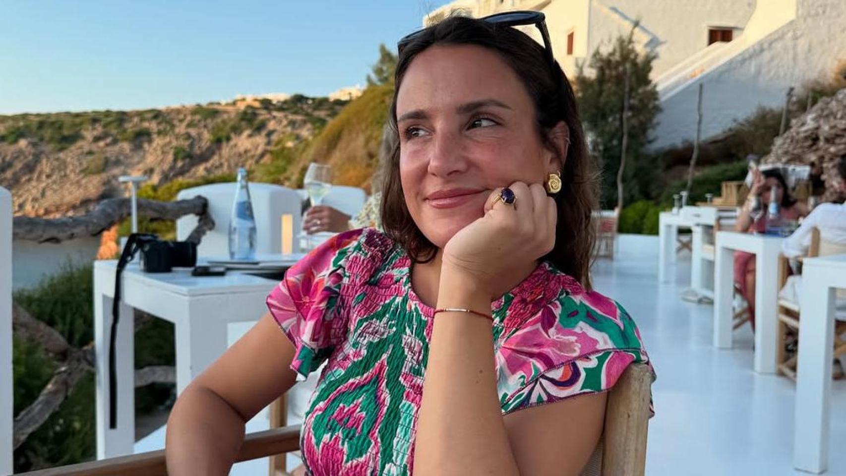 fabricado en Menorca y con un delicado bordado floral