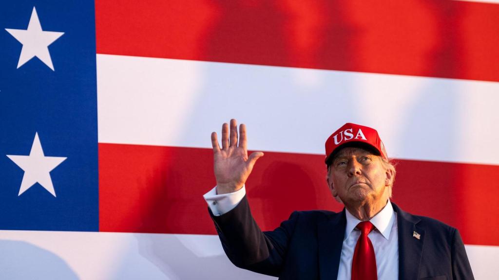 El presidente Donald Trump agradece a la multitud después de su discurso en la celebración del saludo a Estados Unidos, el jueves 3 de julio de 2025, en el recinto ferial del estado de Iowa en Des Moines, Iowa. (Foto oficial de la Casa Blanca de Daniel Torok)