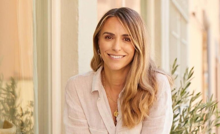 Laura Vecino lleva el conjunto de bañador y falda larga perfecto para un look de verano sofisticado y fresco