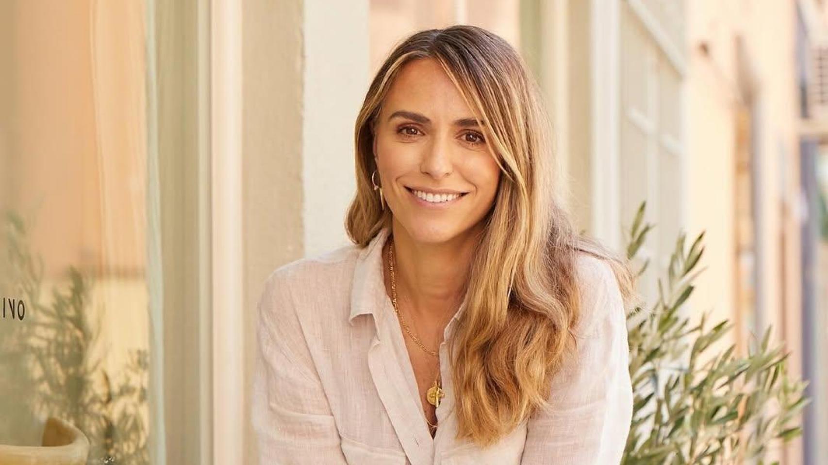 Laura Vecino lleva el conjunto de bañador y falda larga perfecto para un look de verano sofisticado y fresco