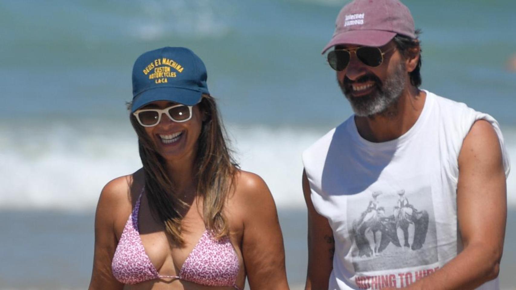 Imágenes del día: Juan del Val y Nuria Roca comienzan sus vacaciones en un destino especial junto a dos de sus hijos y los padres de ella