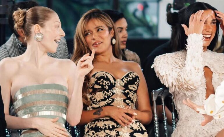 ‘Celebrities’ urbanas en los ‘front row’, ¿sí o no? Abrimos debate tras la asistencia de Karol G a la Semana de la Alta Costura