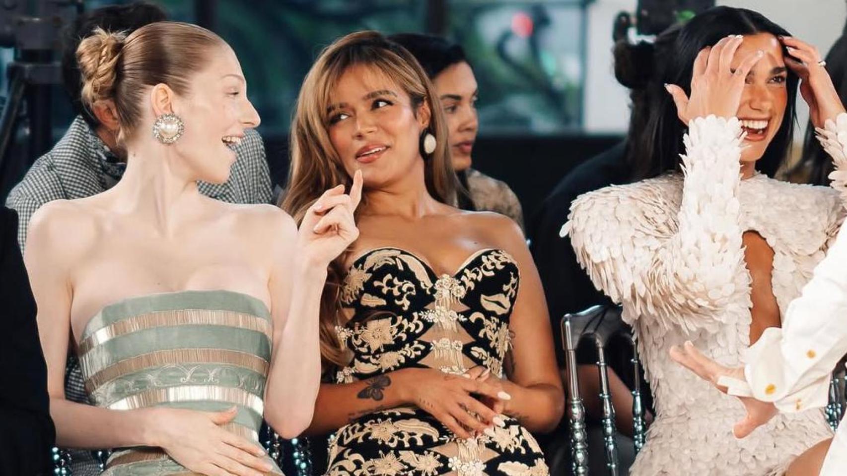 ‘Celebrities’ urbanas en los ‘front row’, ¿sí o no? Abrimos debate tras la asistencia de Karol G a la Semana de la Alta Costura