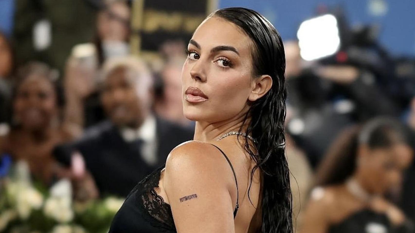 Georgina Rodríguez y el vestido blanco ‘made in Spain’ que sublima el bronceado como ningún otro