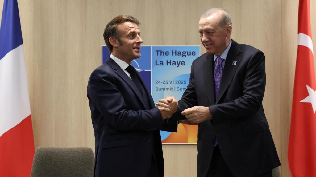 El presidente de Francia, Emmanuel Macron, y el presidente de Turquía, Tayyip Erdogan, se sacuden las manos durante una reunión bilateral en una cumbre de la OTAN en La Haya, Países Bajos, el 25 de junio de 2025.