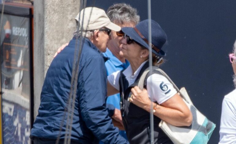 La infanta Elena acompaña al rey Juan Carlos en las regatas de Sanxenxo: su feliz reencuentro