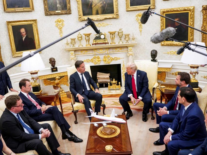 Donald Trump, JD Vance, Marco Rubio y Pete Hegseth se reúnen con Mark Rutte en la Oficina Oval de la Casa Blanca, en Washington, el 14 de julio de 2025.