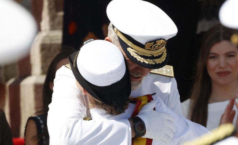 El emocionante abrazo entre Felipe VI y la princesa Leonor en la jura de Bandera en Marín