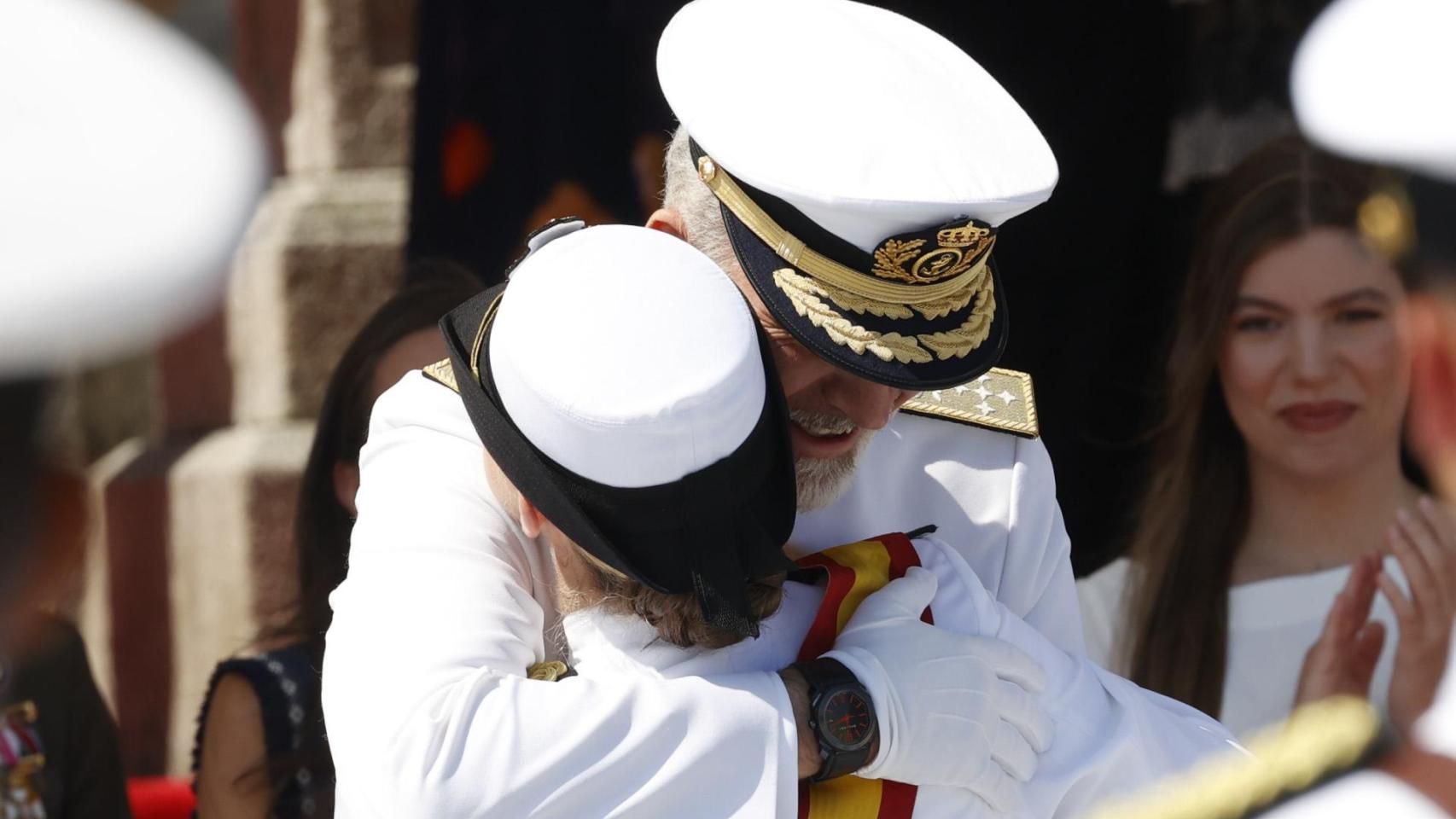 El emocionante abrazo entre Felipe VI y la princesa Leonor en la jura de Bandera en Marín