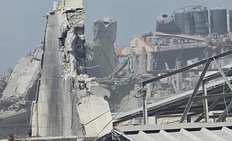 Israel bombardea la única iglesia católica de Gaza, mata a dos personas y desata la ira de Meloni: «Esto es inaceptable»