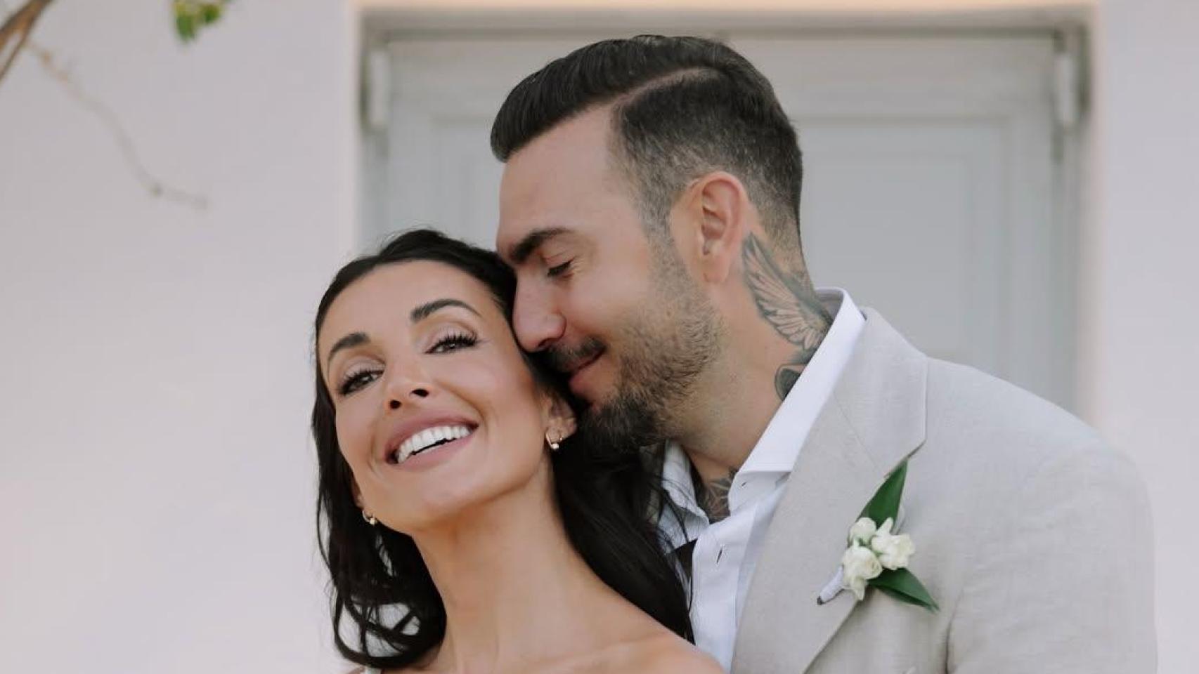 el álbum privado de su boda en Atenas y los detalles de un vestido de novia «que no compite con el paisaje»
