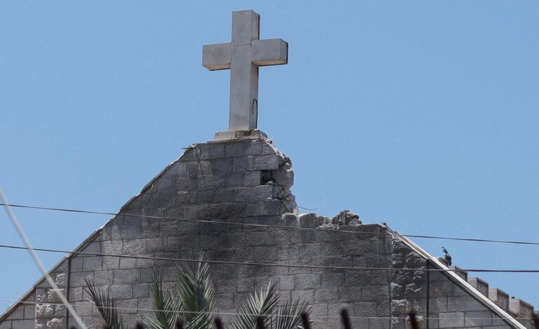 El Vaticano pone en duda la versión israelí del ataque contra la única iglesia católica en Gaza y pide una investigación