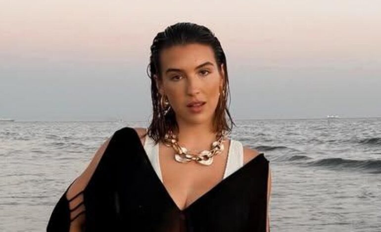 El top de Zara que tiene Alba Díaz ya arrasa entre las mujeres que más entienden de moda